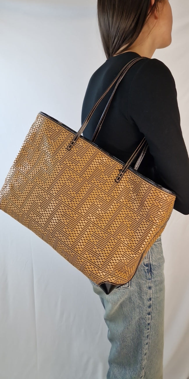 Borsa a spalla Fendi, color marrone pelle verniciata logata