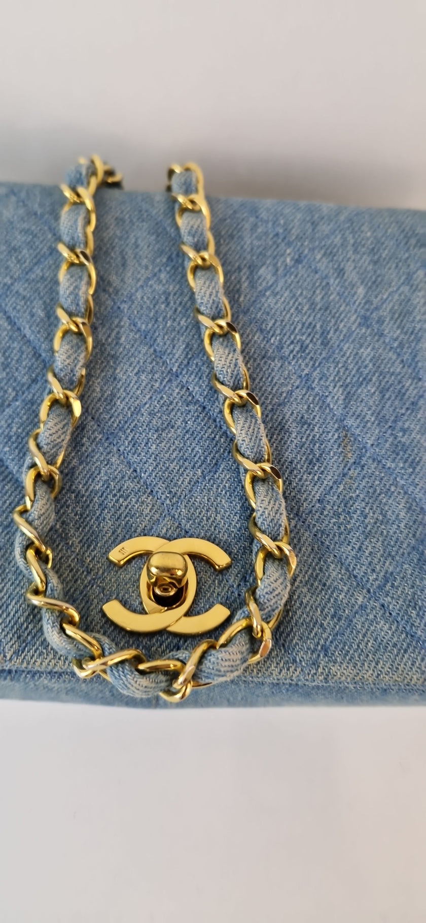 Chanel „Quilted Full Flap“ Denim-Schultertasche