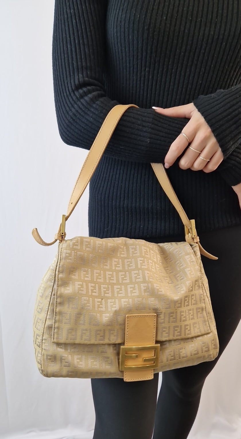 Fendi „Mama Baguette“ Schultertasche in Goldbeige