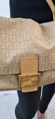 Fendi „Mama Baguette“ Schultertasche in Goldbeige