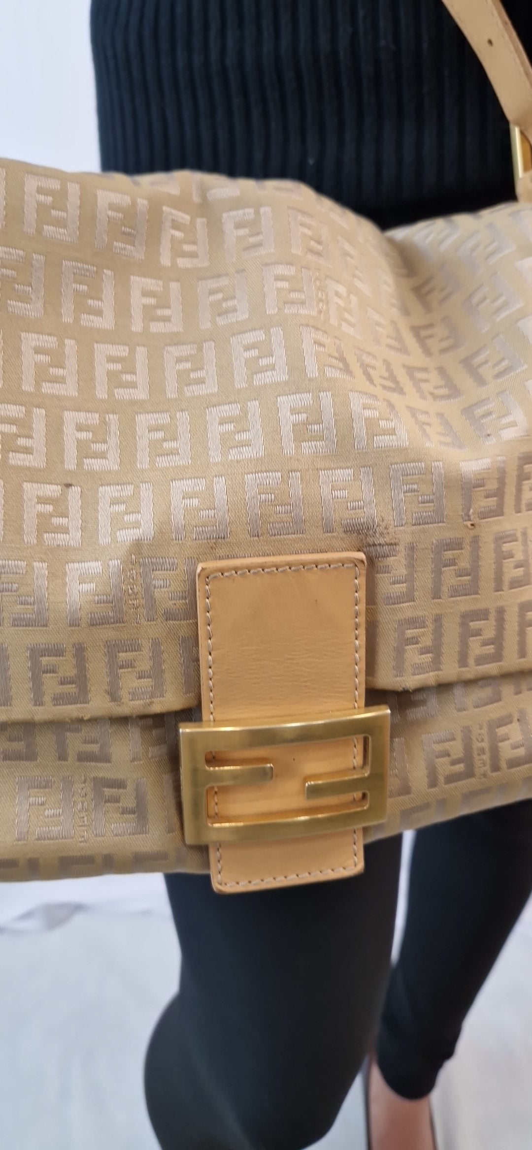 Fendi „Mama Baguette“ Schultertasche in Goldbeige
