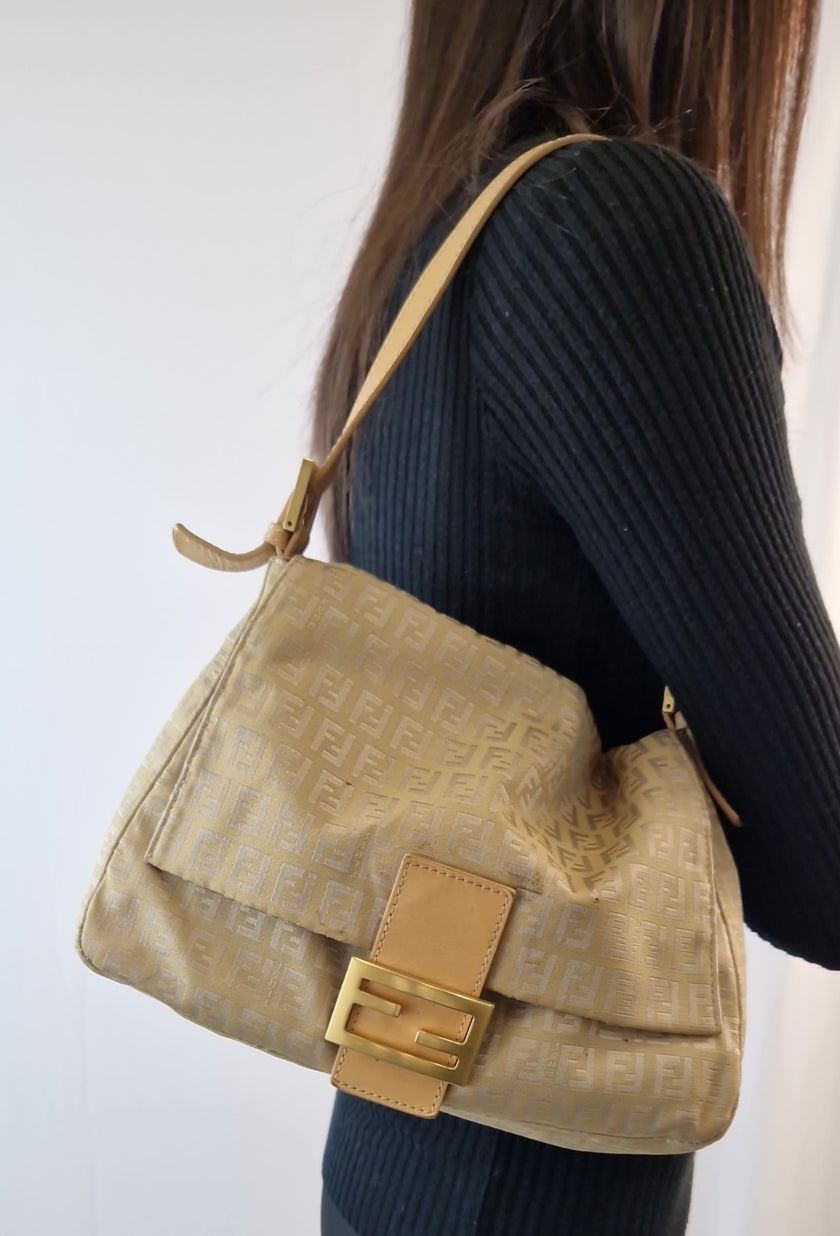 Fendi „Mama Baguette“ Schultertasche in Goldbeige