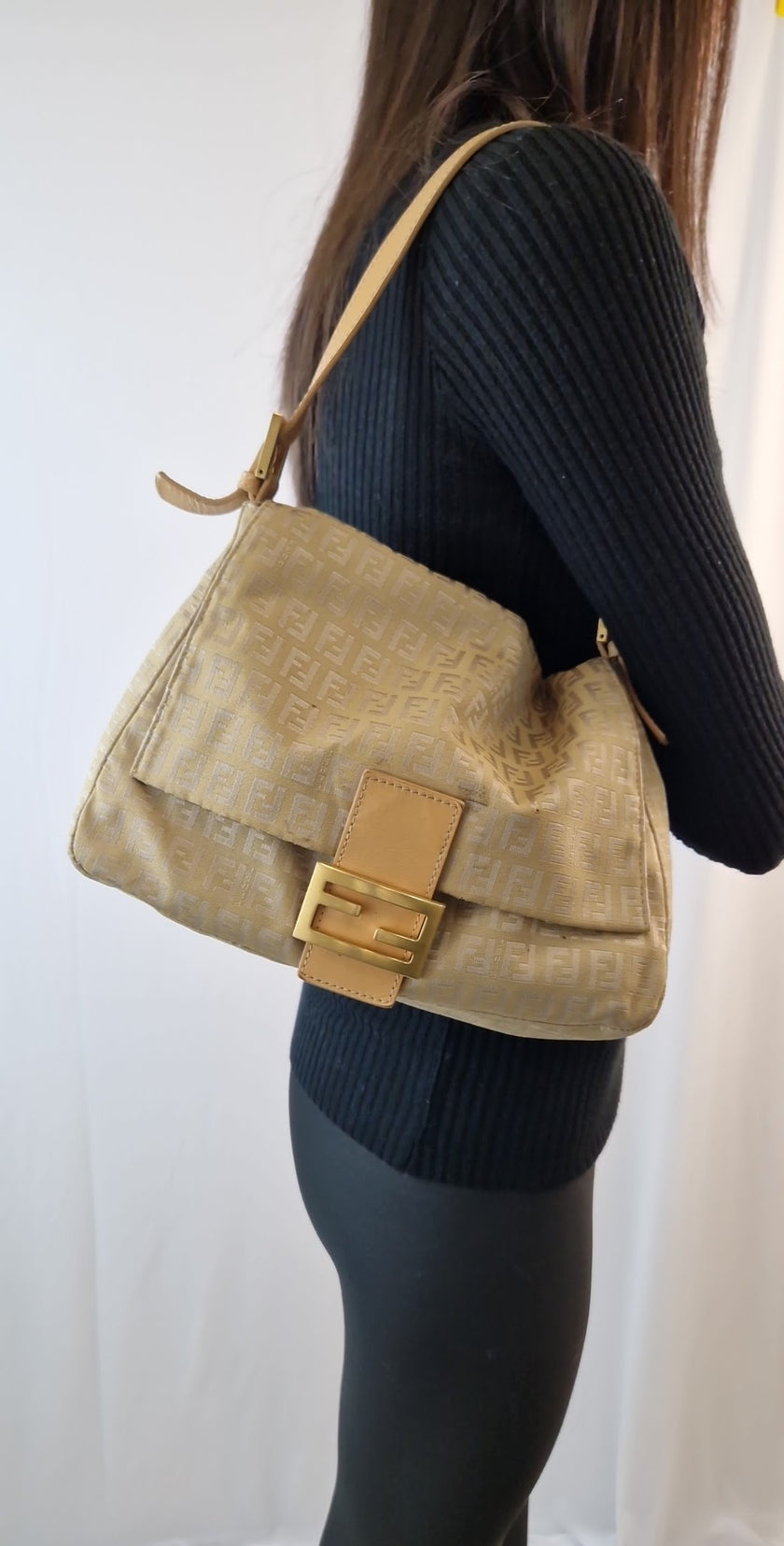 Fendi „Mama Baguette“ Schultertasche in Goldbeige