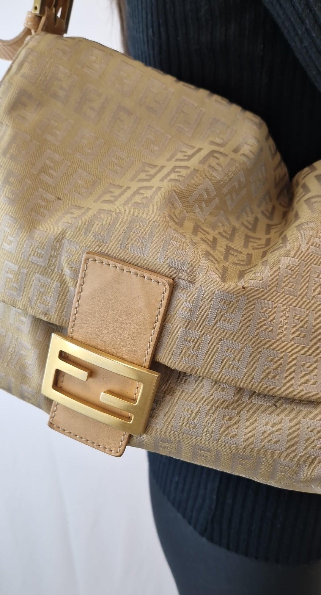 Fendi „Mama Baguette“ Schultertasche in Goldbeige