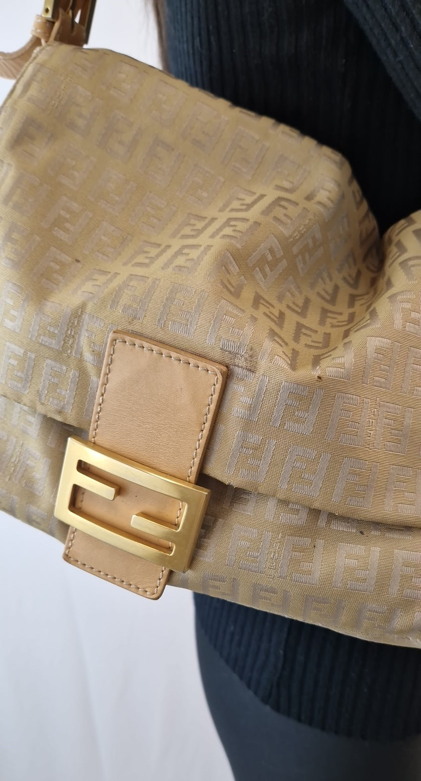 Fendi „Mama Baguette“ Schultertasche in Goldbeige