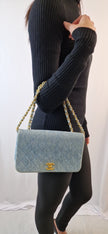 Chanel „Quilted Full Flap“ Denim-Schultertasche