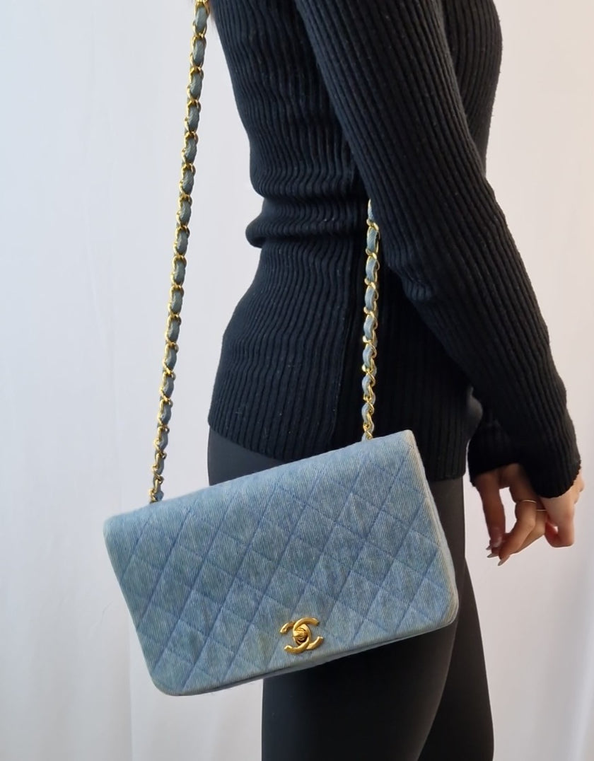 Chanel „Quilted Full Flap“ Denim-Schultertasche
