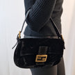 Fendi Schwarze Samt-Baguette-Schultertasche