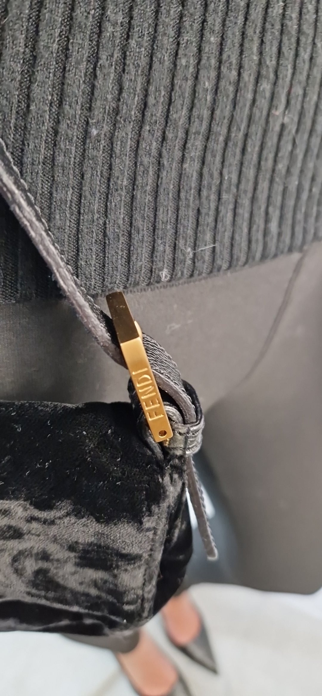 Fendi Schwarze Samt-Baguette-Schultertasche