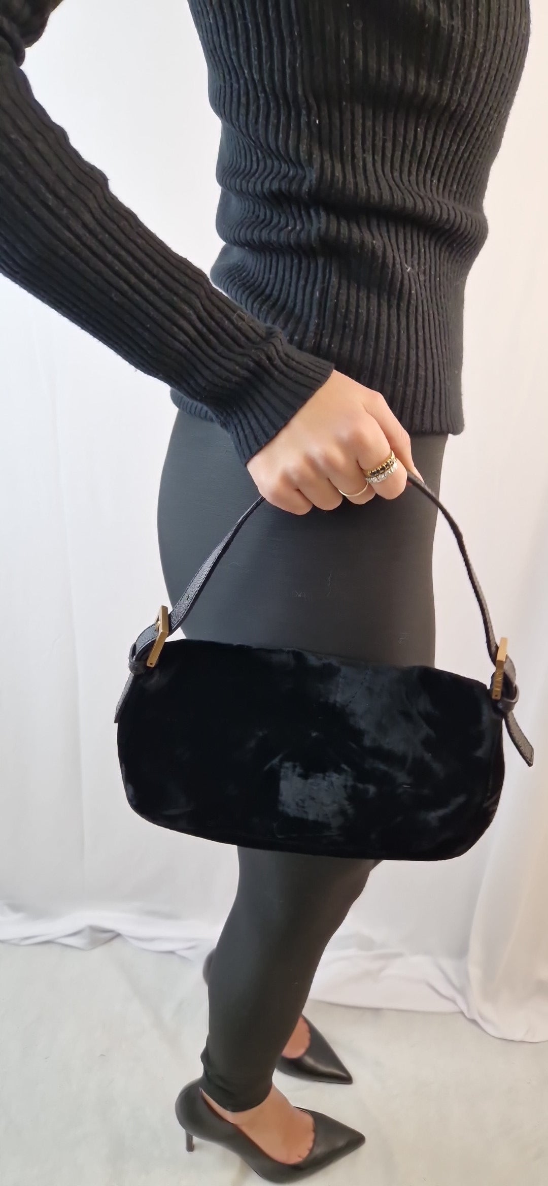 Fendi Schwarze Samt-Baguette-Schultertasche