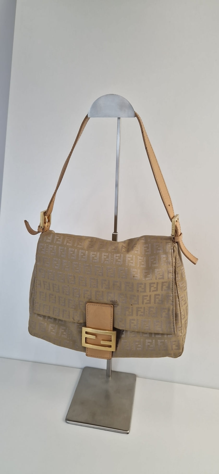 Fendi „Mama Baguette“ Schultertasche in Goldbeige