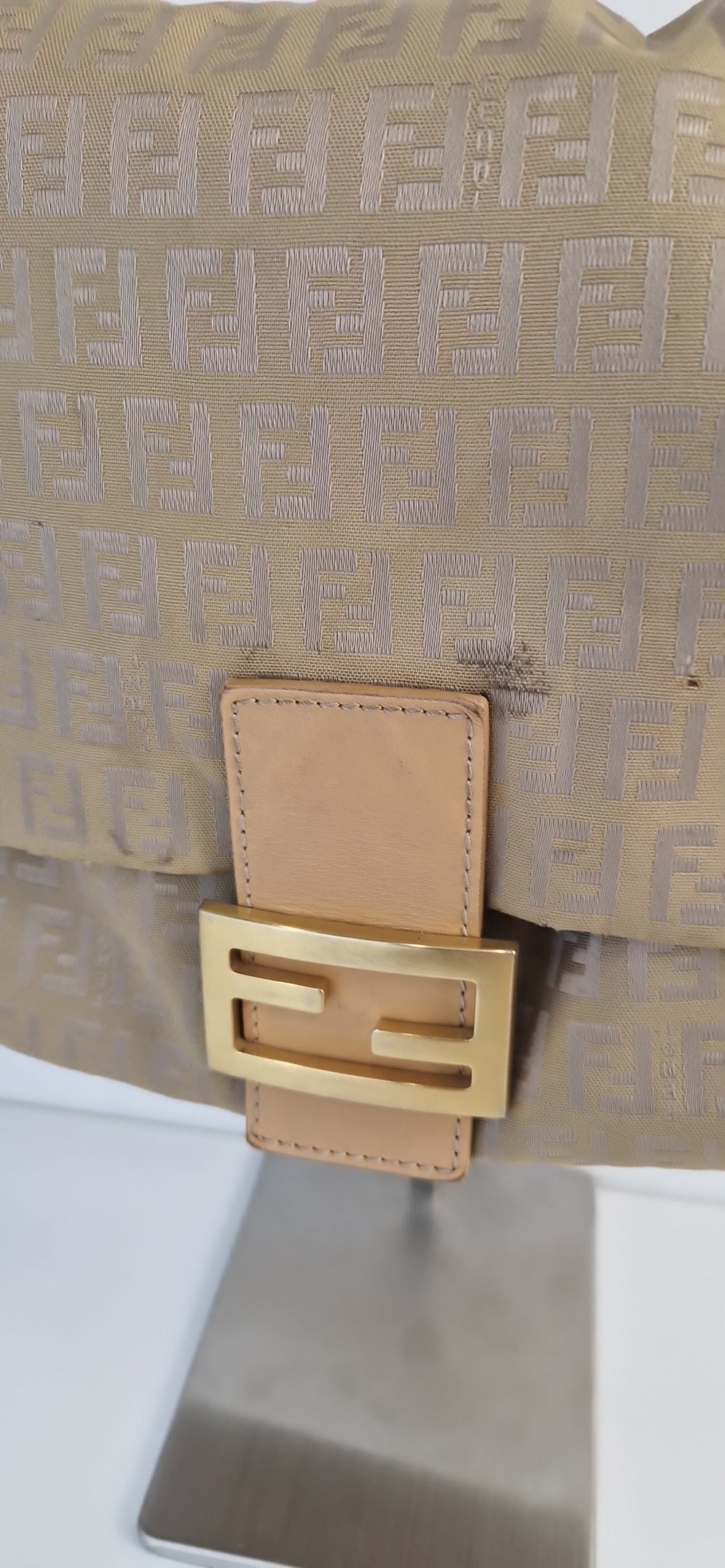 Fendi „Mama Baguette“ Schultertasche in Goldbeige