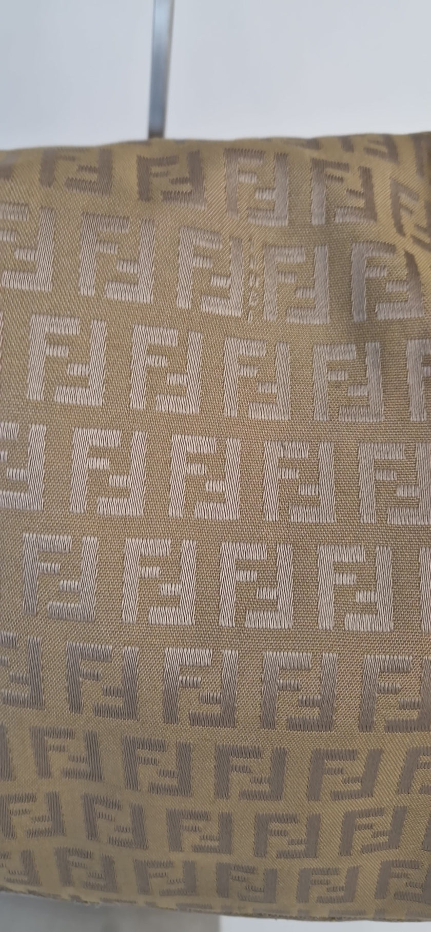 Fendi „Mama Baguette“ Schultertasche in Goldbeige