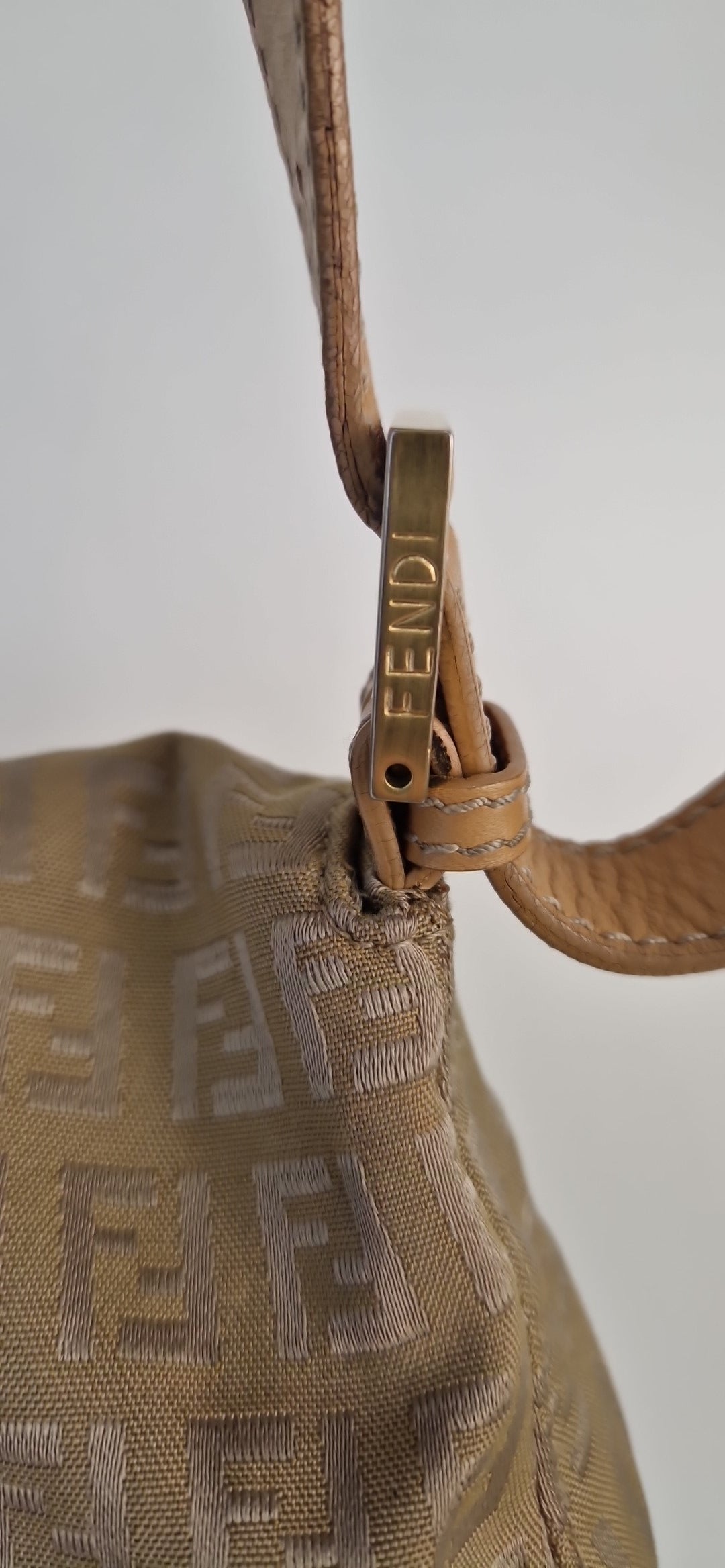 Fendi „Mama Baguette“ Schultertasche in Goldbeige