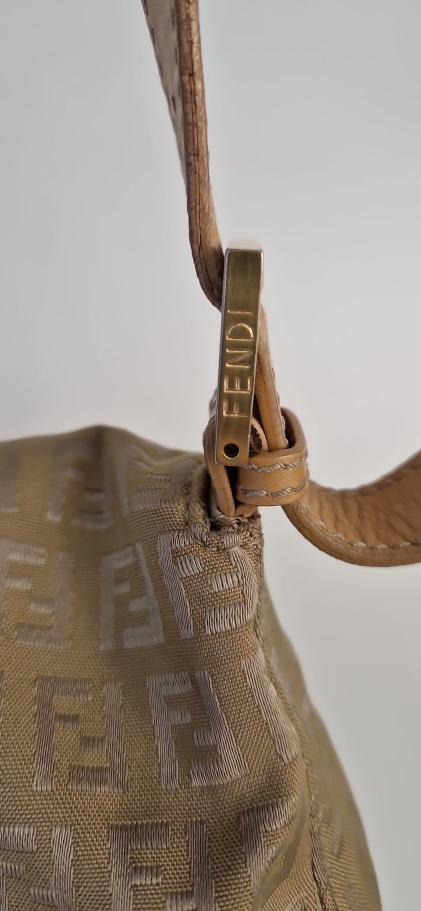Fendi „Mama Baguette“ Schultertasche in Goldbeige