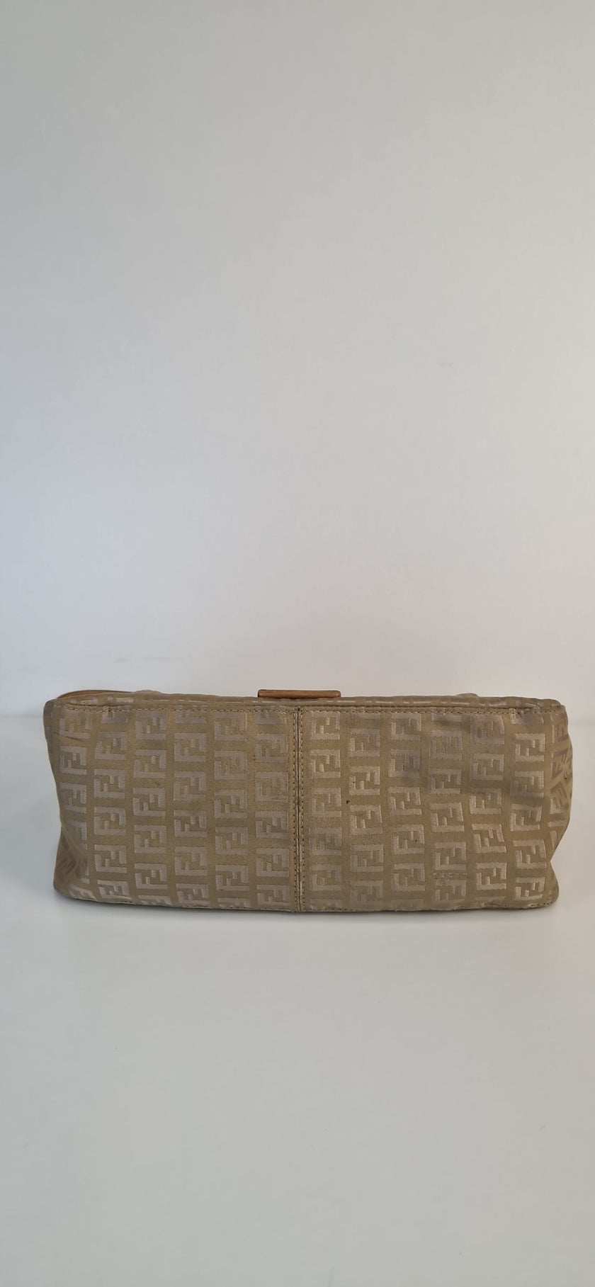 Fendi „Mama Baguette“ Schultertasche in Goldbeige