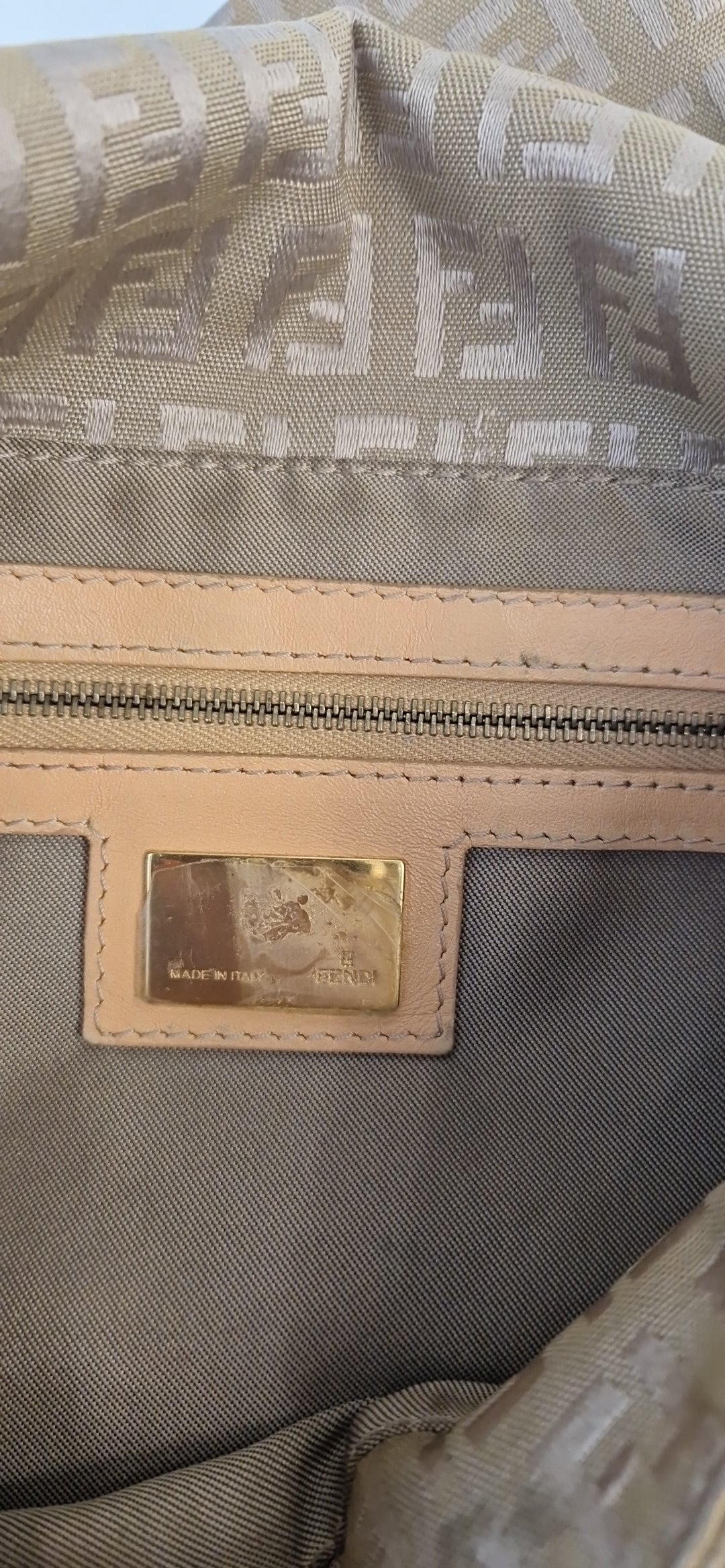 Fendi „Mama Baguette“ Schultertasche in Goldbeige