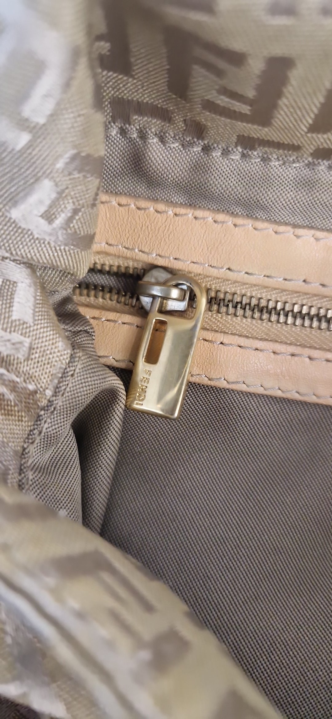 Fendi „Mama Baguette“ Schultertasche in Goldbeige