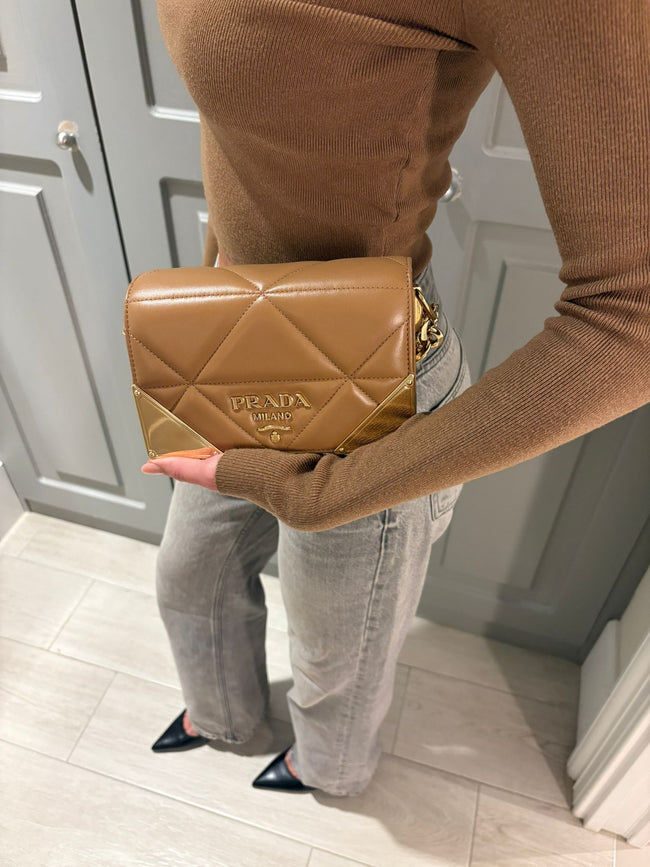 Borsa a mano Prada color beige e bordi oro