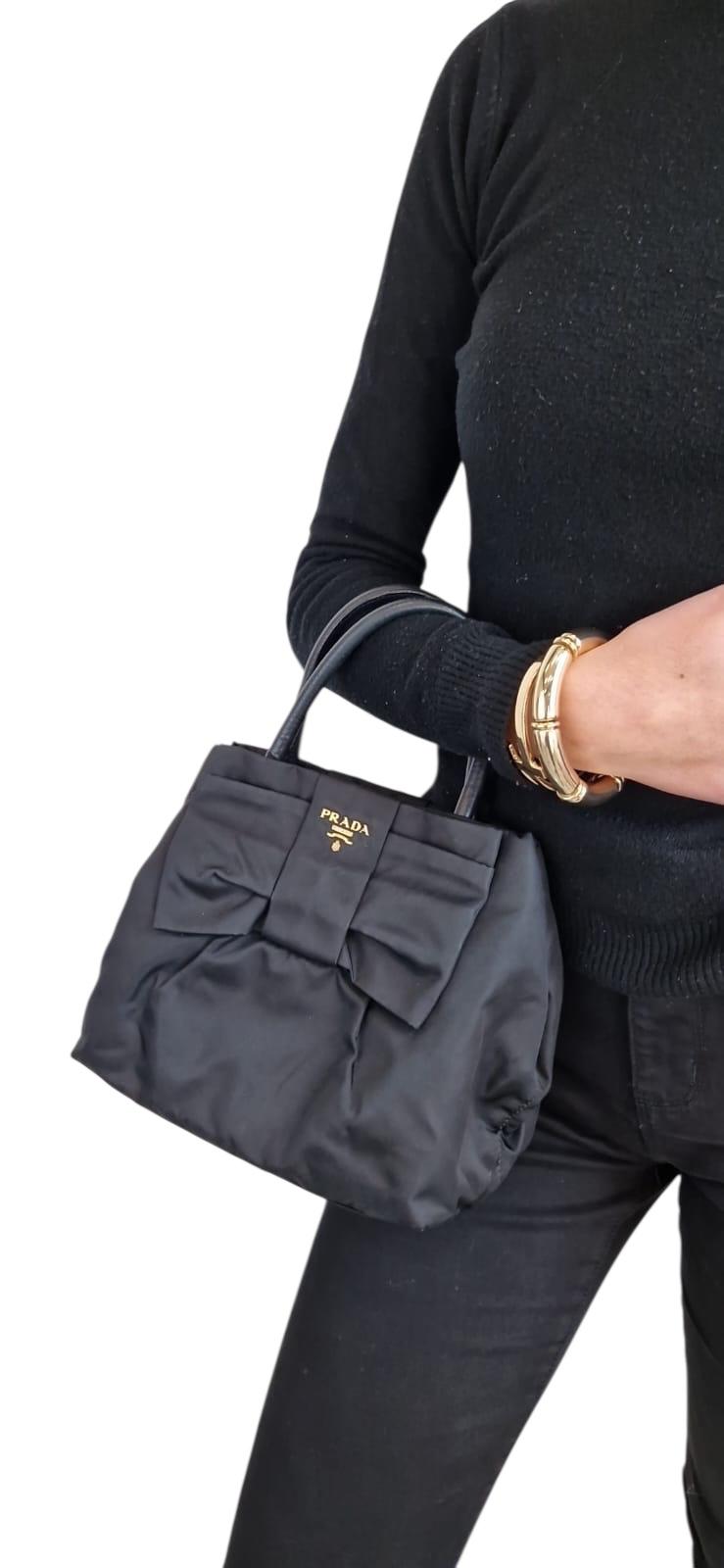 Prada Nylon-Handtasche mit schwarzer Schleife