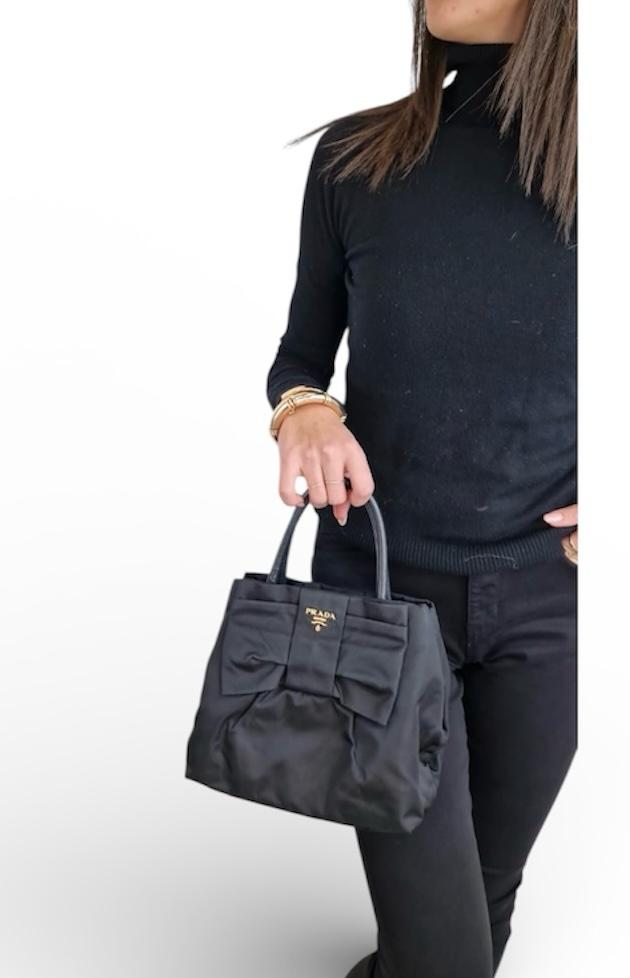 Prada Nylon-Handtasche mit schwarzer Schleife